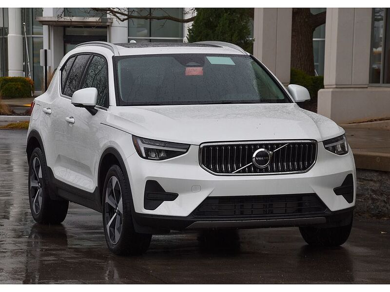 Volvo XC40 Core, B5 AWD Gas (mild hybrid), Gasoline, Bright