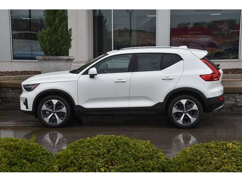 Volvo XC40 Core, B5 AWD Gas (mild hybrid), Gasoline, Bright