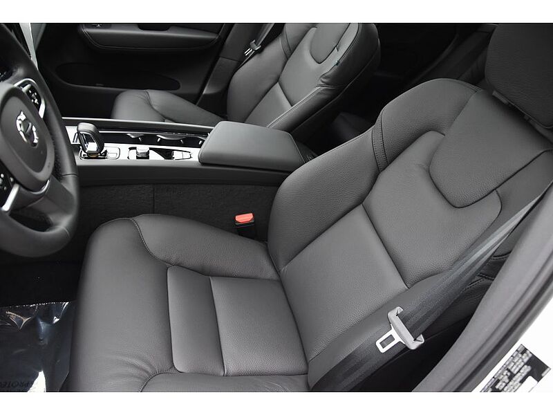 Volvo  XC60 Plus, B5 AWD Gas (mild hybrid), Gasoline, Dark