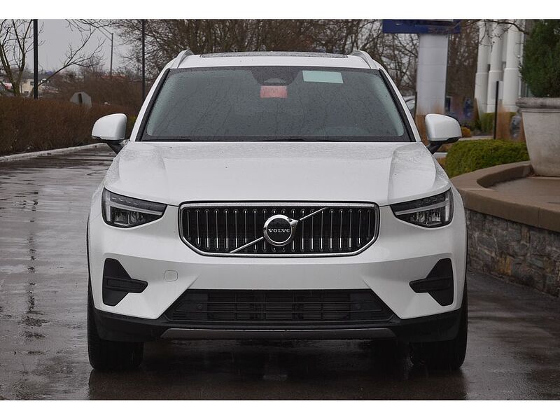 Volvo XC40 Core, B5 AWD Gas (mild hybrid), Gasoline, Bright