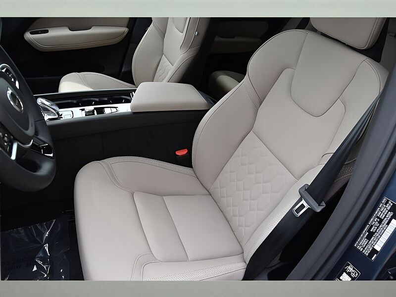 Volvo XC60 Core, B5 AWD Gas (mild hybrid), Gasoline, Dark