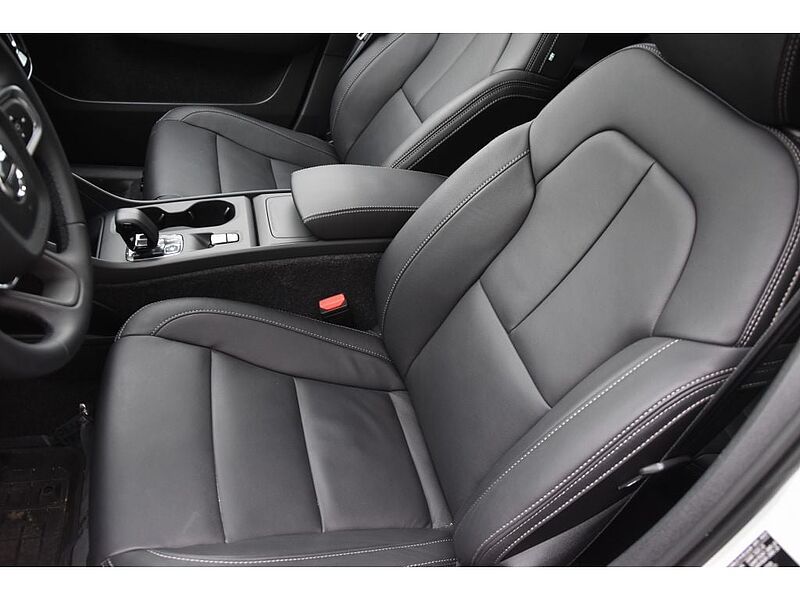 Volvo XC40 Core, B5 AWD Gas (mild hybrid), Gasoline, Bright