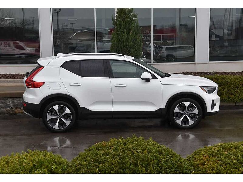 Volvo XC40 Core, B5 AWD Gas (mild hybrid), Gasoline, Bright