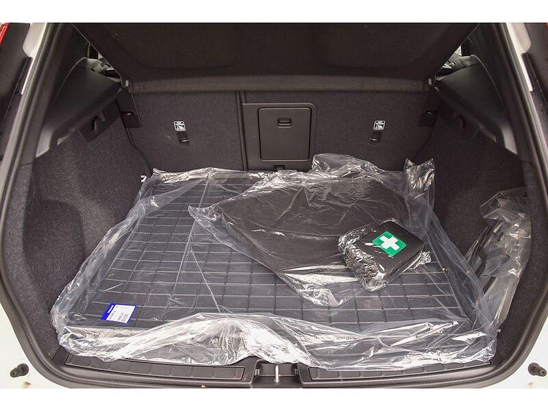 Volvo XC40 Core, B5 AWD Gas (mild hybrid), Gasoline, Bright