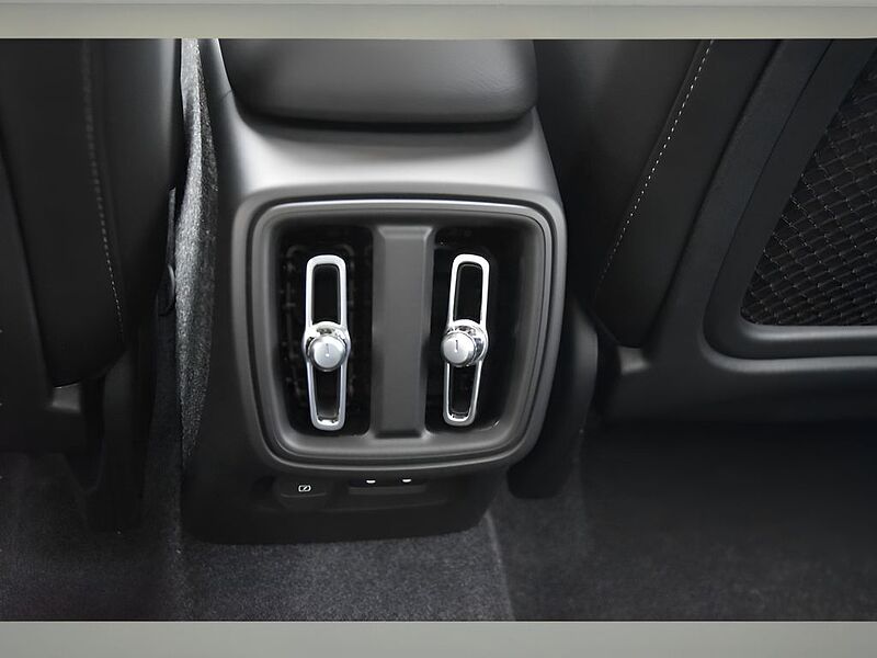 Volvo XC40 Ultra, B5 AWD Gas (mild hybrid), Gasoline, Dark