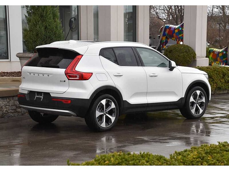 Volvo XC40 Core, B5 AWD Gas (mild hybrid), Gasoline, Bright