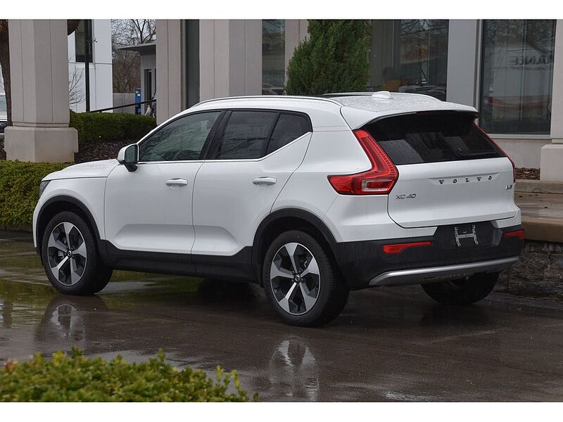 Volvo XC40 Core, B5 AWD Gas (mild hybrid), Gasoline, Bright