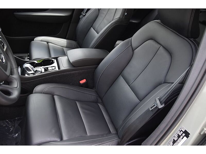 Volvo  XC40 Ultimate, B5 AWD Gas (mild hybrid), Gasoline, Bright