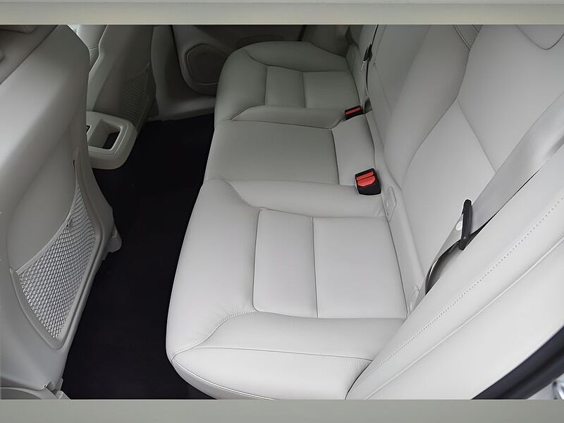 Volvo  XC60 Momentum, B5 AWD