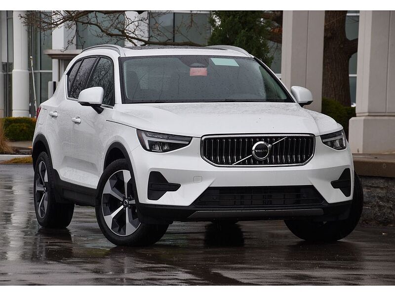 Volvo XC40 Core, B5 AWD Gas (mild hybrid), Gasoline, Bright