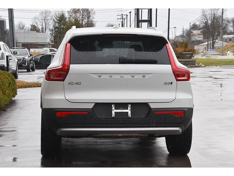 Volvo XC40 Core, B5 AWD Gas (mild hybrid), Gasoline, Bright