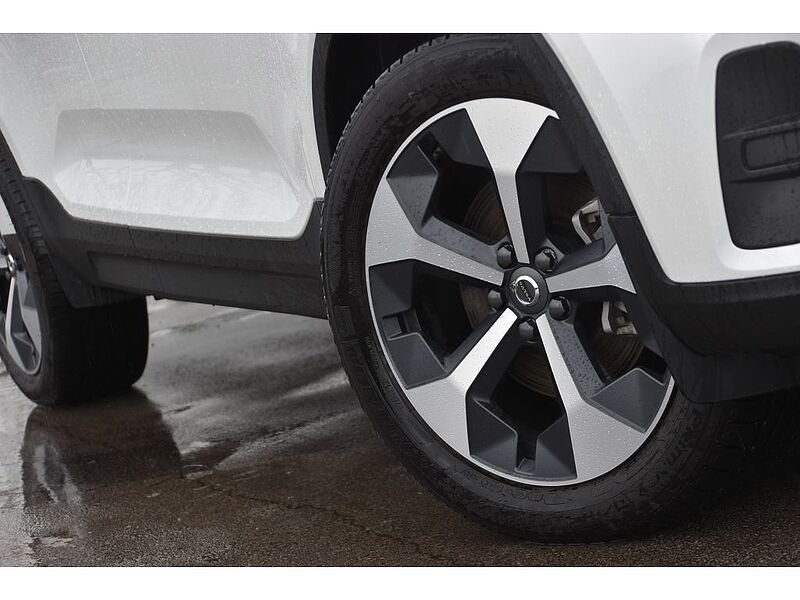 Volvo XC40 Core, B5 AWD Gas (mild hybrid), Gasoline, Bright