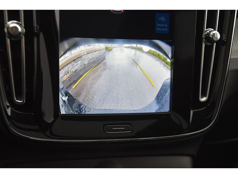 Volvo XC40 Core, B5 AWD Gas (mild hybrid), Gasoline, Bright