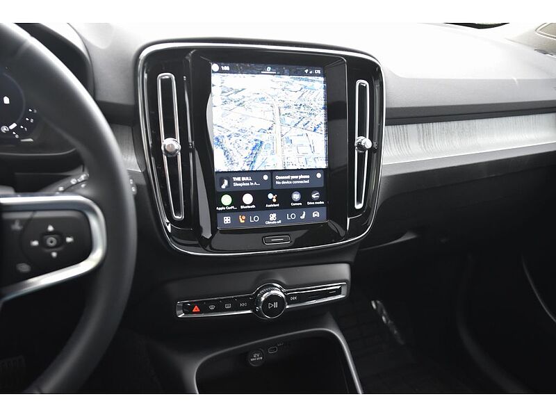 Volvo XC40 Core, B5 AWD Gas (mild hybrid), Gasoline, Bright